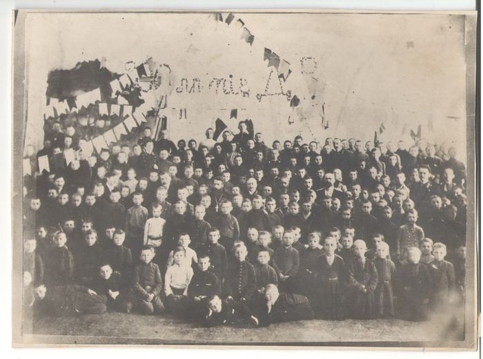 1. Ученики 2-х классной казачьей школы. 1913 г. (построена в 1896 г.)